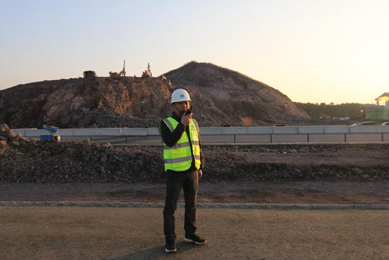 伍金华在工地.刘继成在工地.