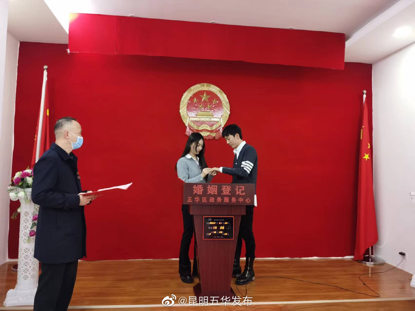 见证!2022年11月22日五华区婚姻登记处迎领证小高峰,现场幸福满满