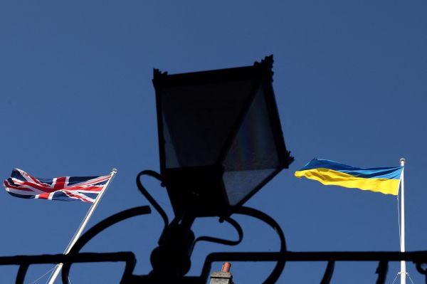 英国与乌克兰国旗（法新社）