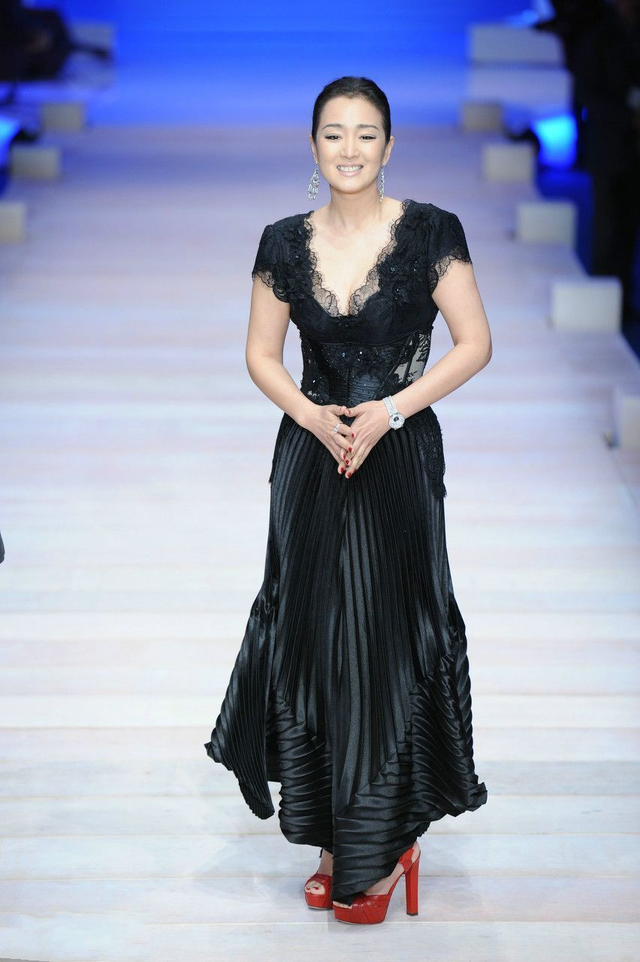 如果要穿衣不出错,寻求保险的搭配,便可以像巩俐这样去选择经典的黑色