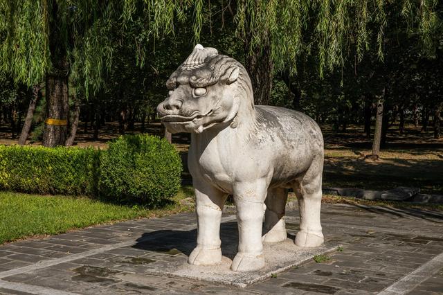 图为北京十三陵神路獬豸雕像