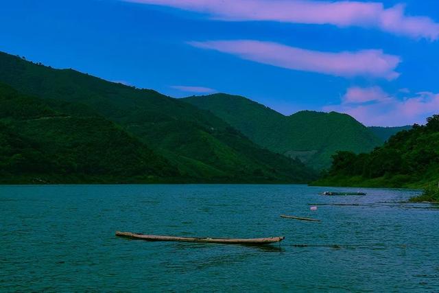 南盘江上的霞光青山延绵,碧水蓝天,被南盘江环绕的广西田林县百乐乡