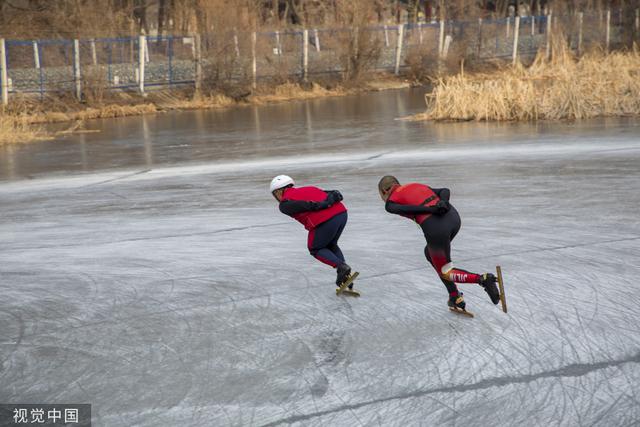 吉林:湖面封冻 滑冰爱好者冰面上体验滑冰之乐__财经头条