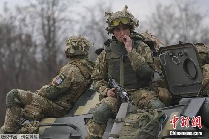 贵寓图：顿涅茨克地区，乌克兰军人坐在装甲运兵车上。