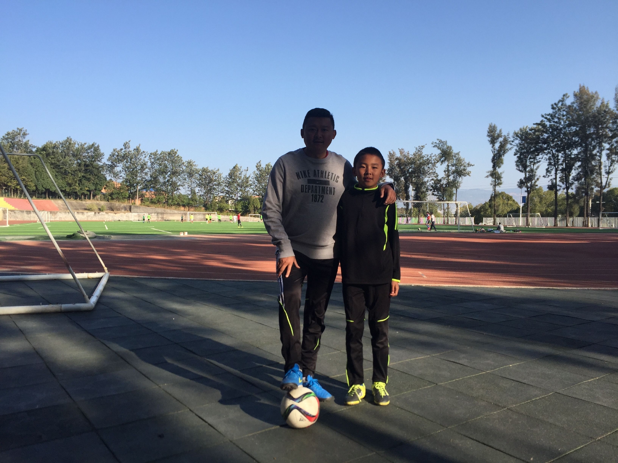 乃博宁林（右）自小就在父亲林雄伟的熏陶下踢足球。 受访者供图