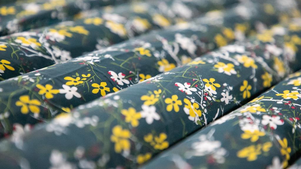 这是11月16日在埃塞俄比亚瑟伯塔镇拍摄的中国浙江米娜纺织有限公司的印染厂印染的面料。新华社发（迈克尔·特韦尔德摄）