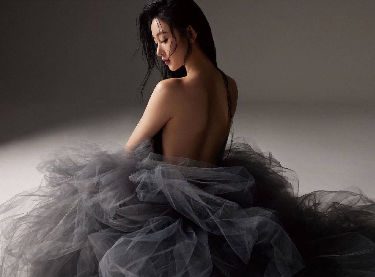 张天爱的身材爱了!果然美女什么风格都能驾驭,曲线太吸睛__财经头条