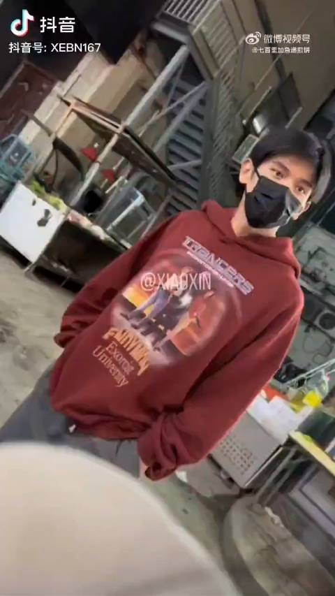 姚弛带着口罩走在路上被搭讪了,哈哈哈哈哈哈哈笑死了!|姚弛_新浪新闻