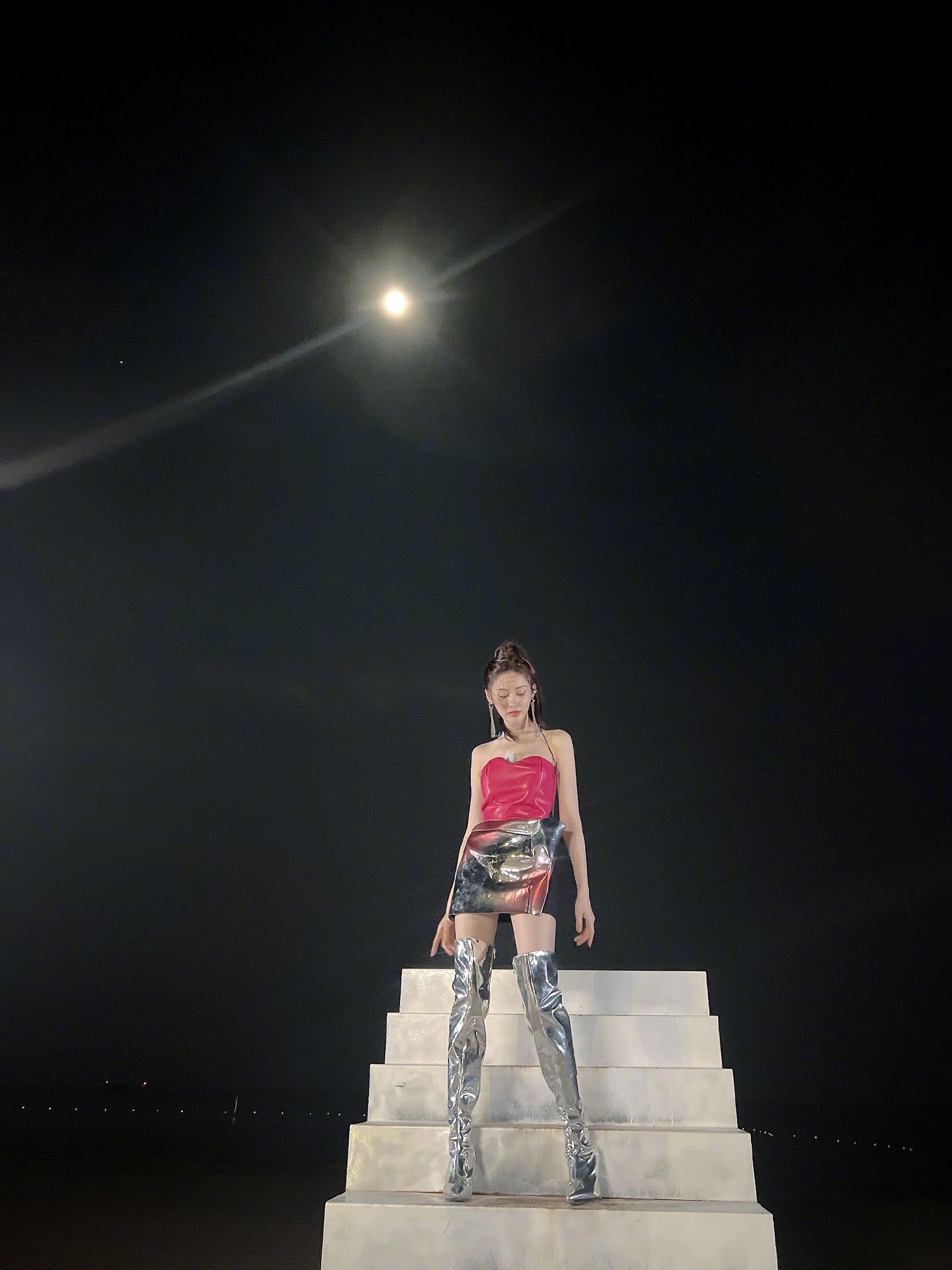 张天爱的身材爱了!果然美女什么风格都能驾驭,曲线太吸睛