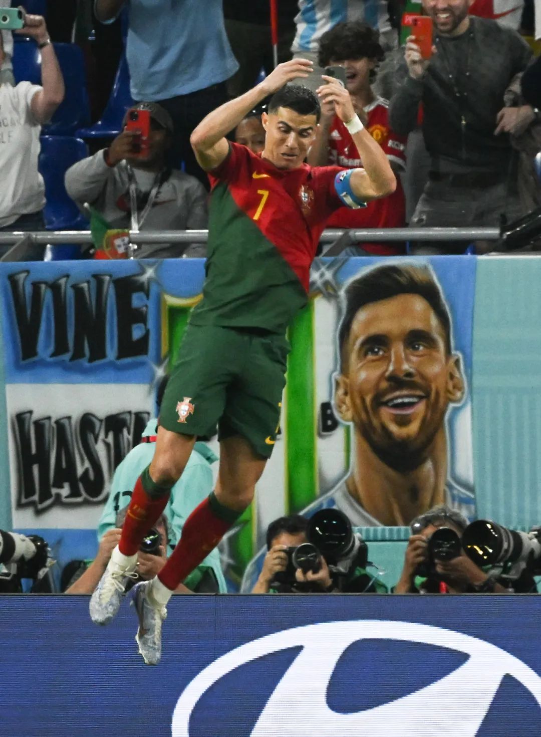 11月24日,葡萄牙队球员克·罗纳尔多在比赛中主罚点球破门后庆祝.