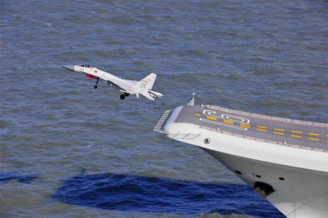 歼-15舰载战斗机从辽宁舰滑跃起飞（2014年12月1日摄）。新华社发（张凯 摄）