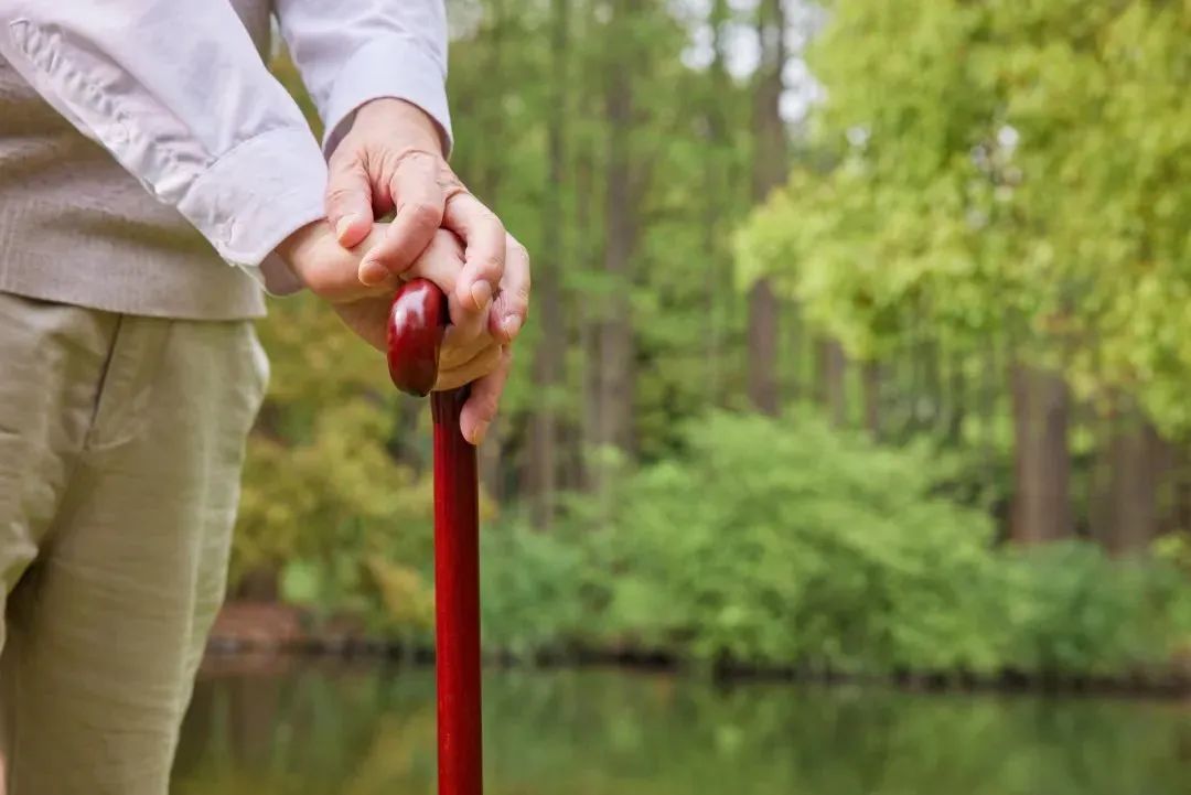 天气一冷就腿疼是怎么回事？不穿秋裤会得“老寒腿”吗？休闲区蓝鸢梦想 - Www.slyday.coM