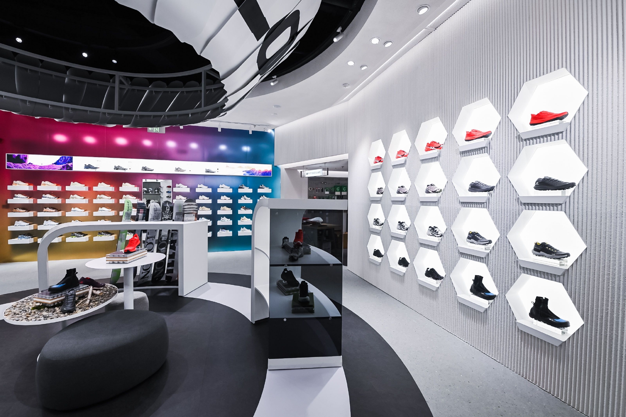 萨洛蒙Salomon中国区负责人：三年三位数增长，更重要的是与消费者共振｜36氪专访休闲区蓝鸢梦想 - Www.slyday.coM