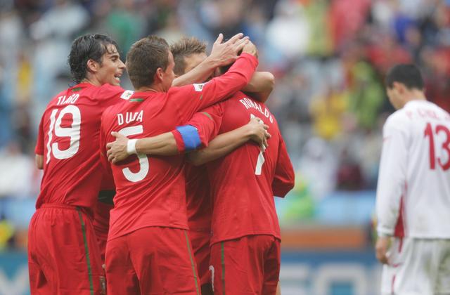 2010年6月21日，在南非世界杯葡萄牙队7：0战胜朝鲜队的比赛中，C罗（右二）进球后与队友庆祝。新华社记者邢广利摄