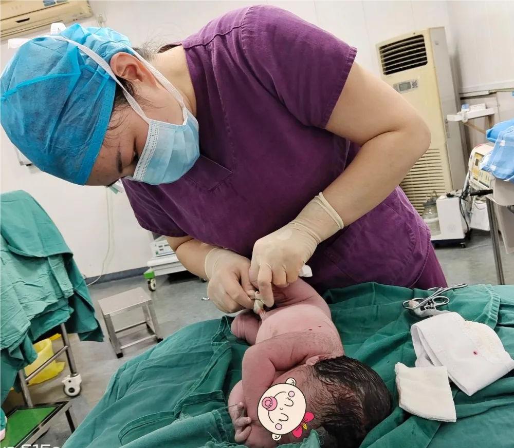 医护人员正在为女婴结扎脐带/图源 两江二院(中医院)