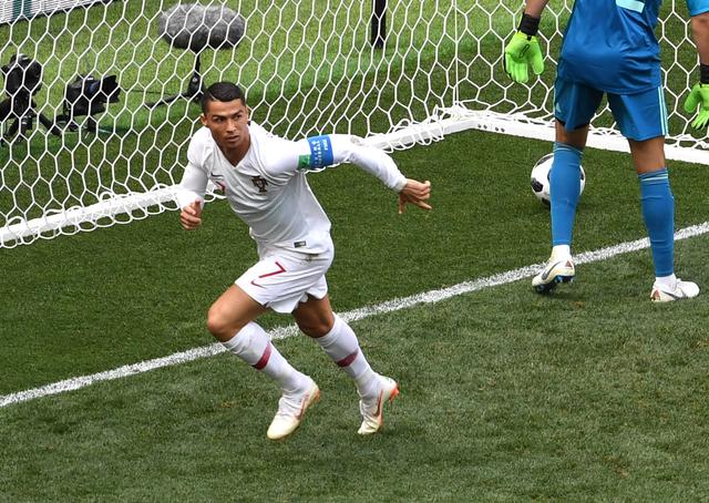 2018年6月20日，在俄罗斯世界杯葡萄牙队1：0战胜摩洛哥队的比赛中，C罗庆祝进球。新华社记者王毓国摄