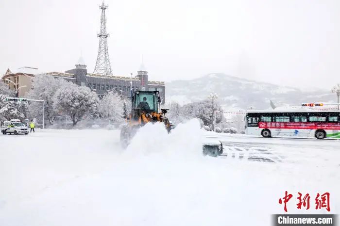 大型机械清理道路积雪。阿尔达克·拜斯汗 摄