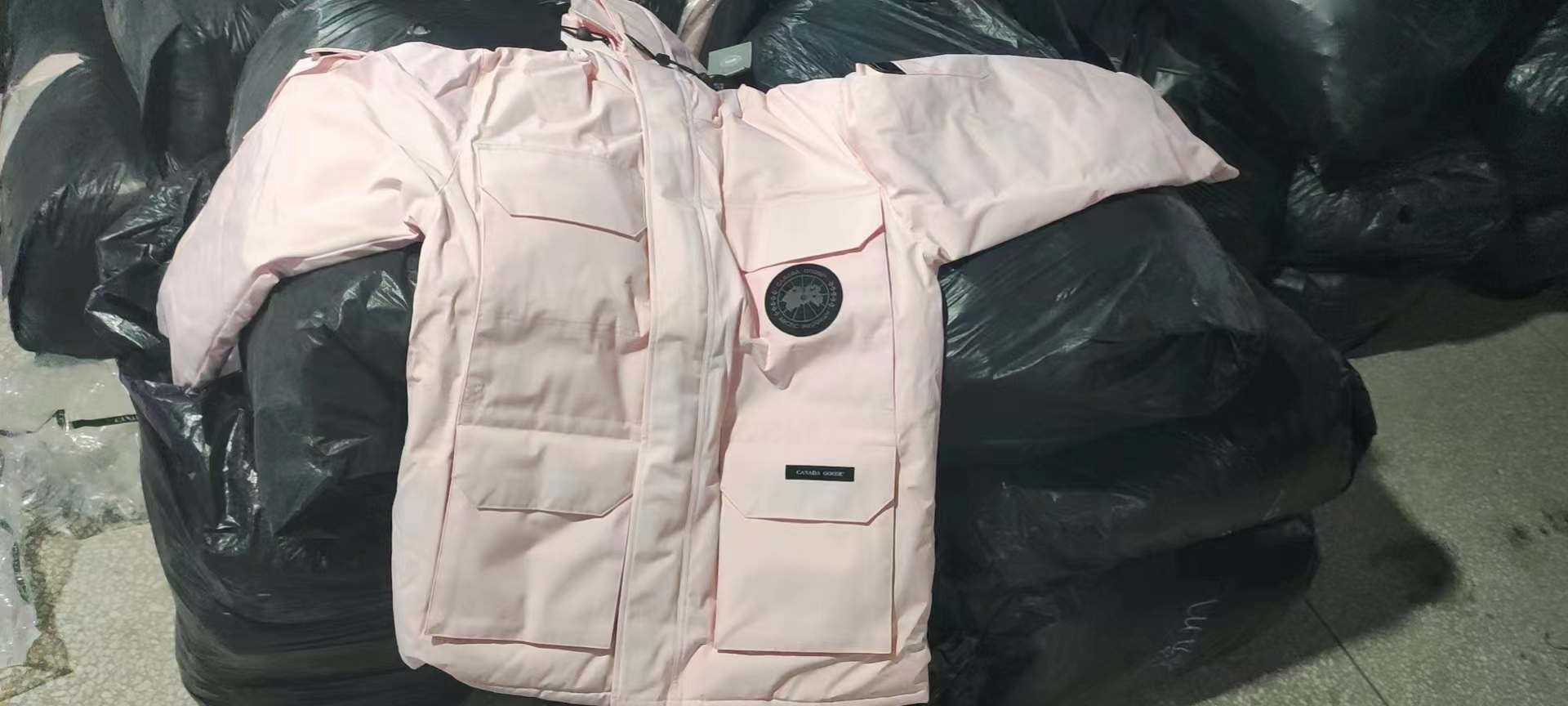 仿造的假冒&ldquo;加拿大鹅&rdquo;羽绒服。上海警方供图