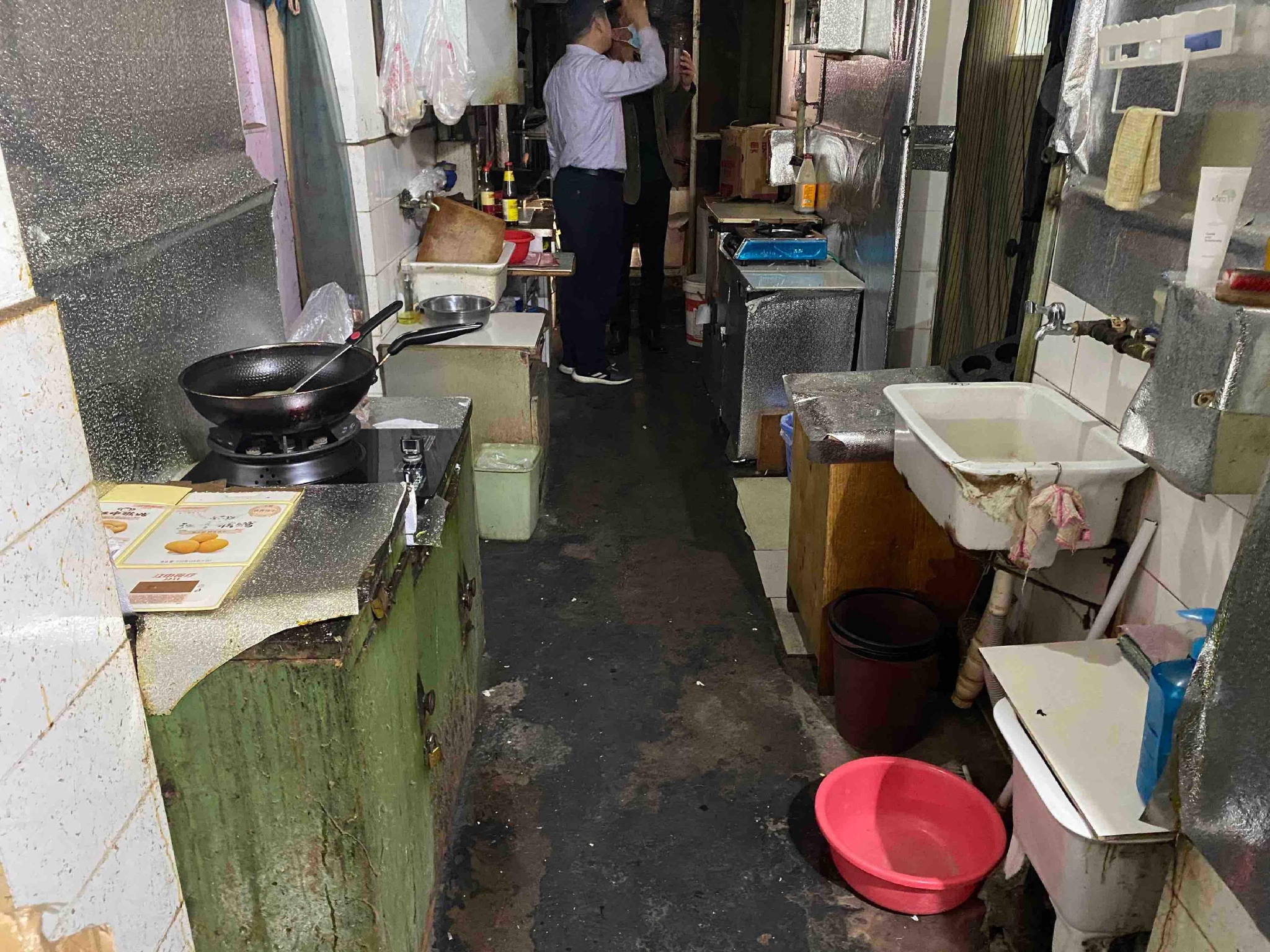 改造前的"筒子楼"过道,也是住户们的"厨房"所在.西城消防供图