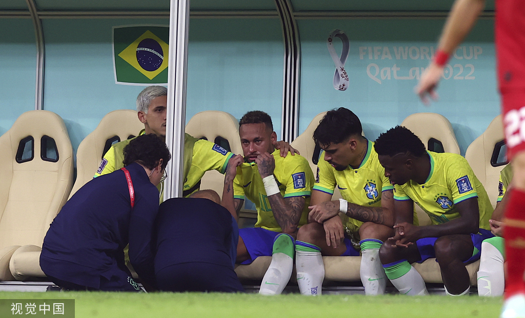 受伤下场后，内马尔在替补席哭泣。