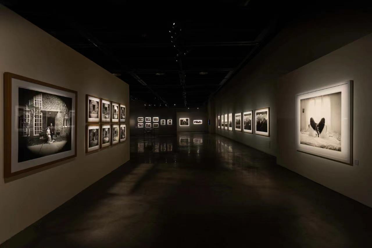 摄影收藏③|成都当代影像馆:收藏要影响中国摄影良性发展_新浪财经