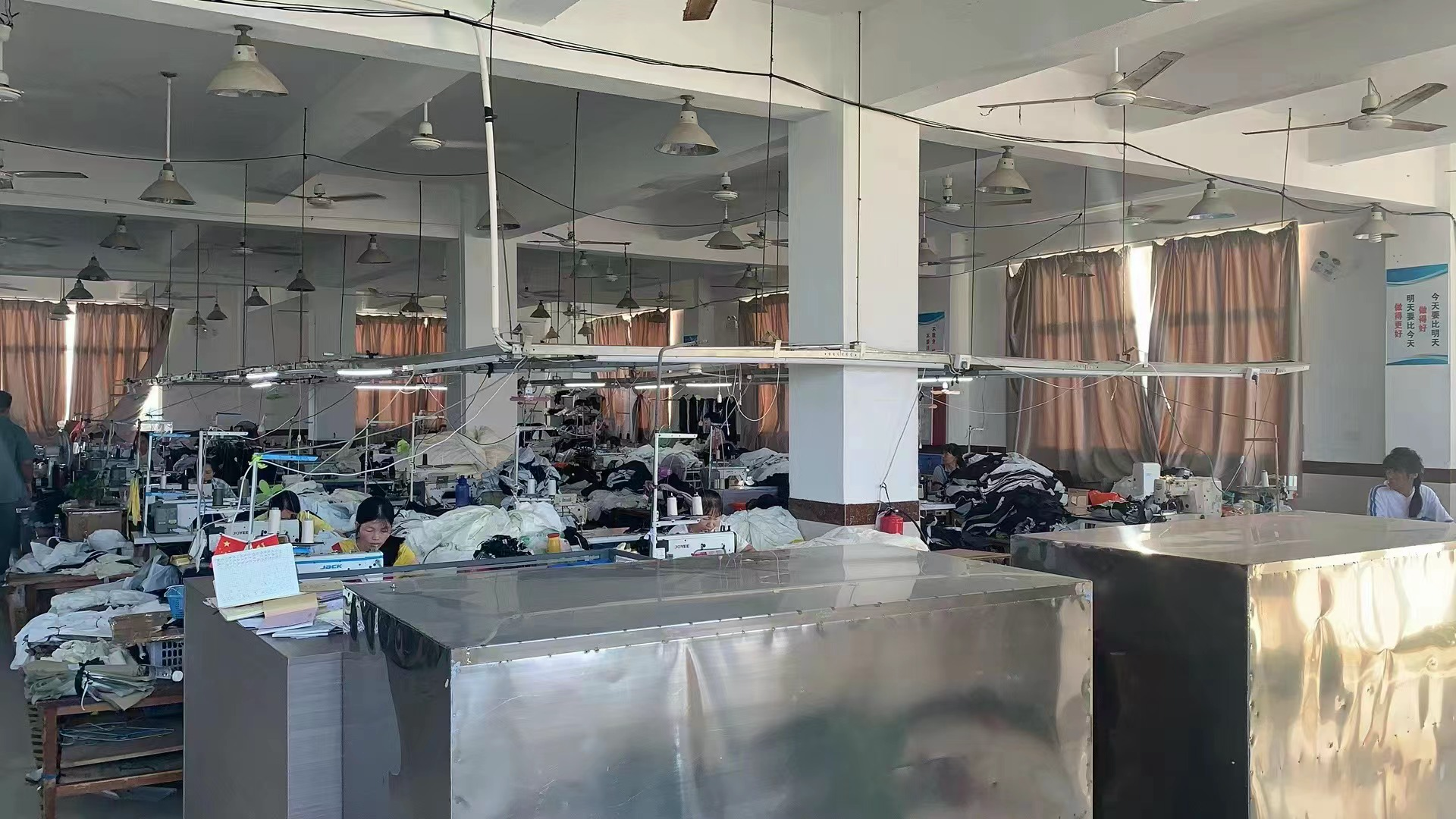 代加工工厂的造假半成品。上海警方供图