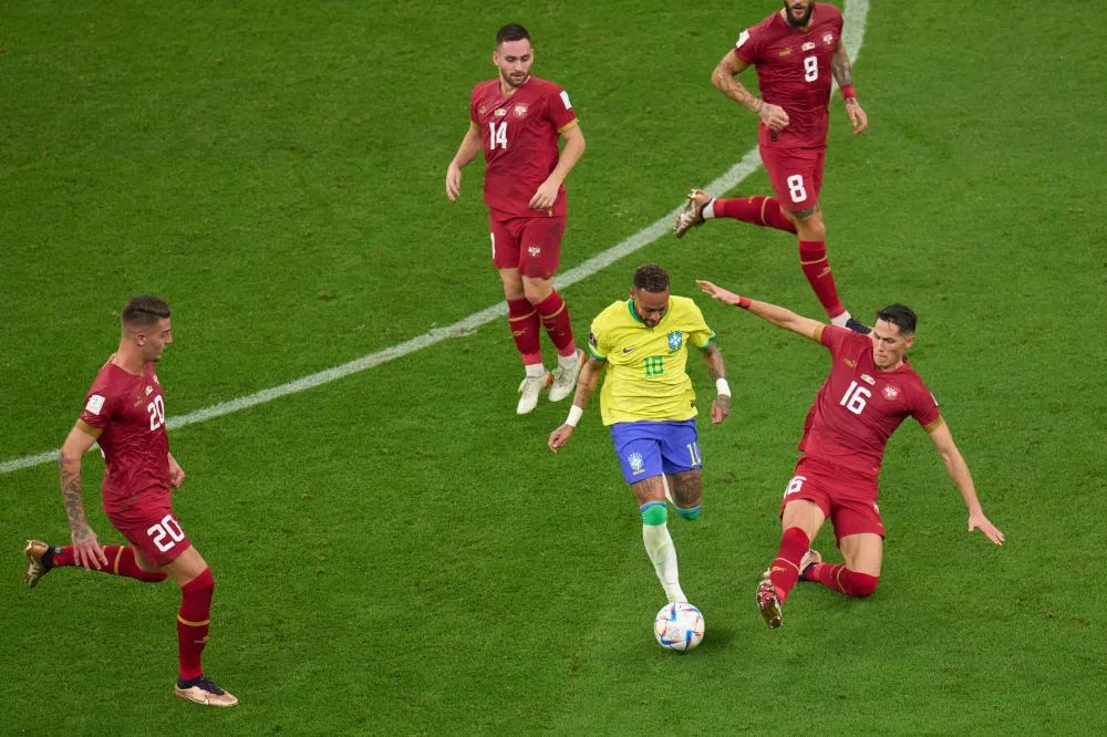 ▲巴西队球员内马尔（下中）在比赛中进攻。新华社记者 孟鼎博 摄
