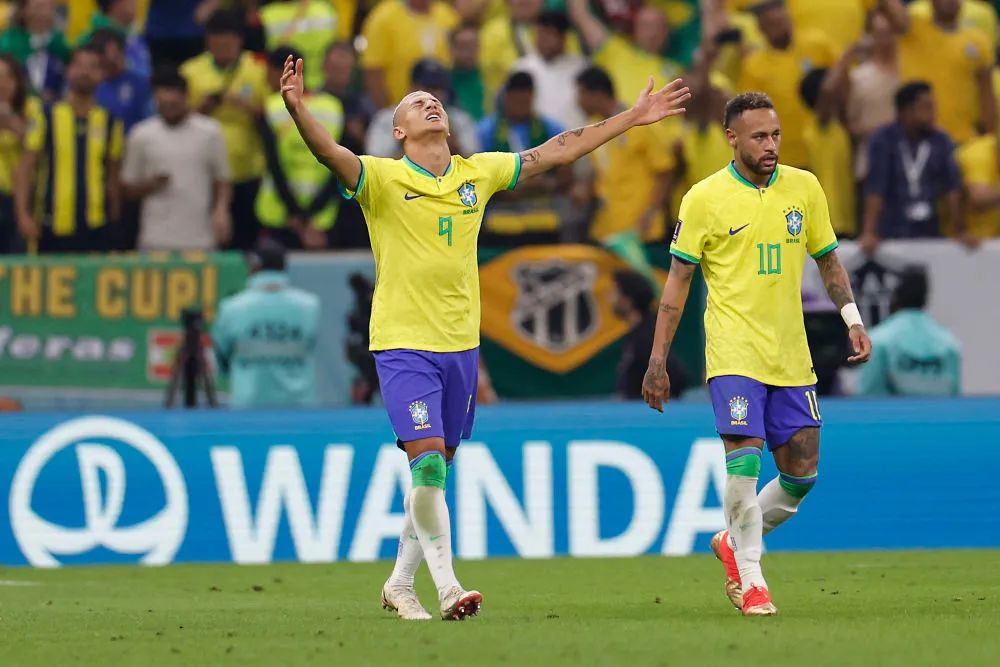 ▲巴西队球员理查利森（左）在比赛中进球后庆祝。新华社记者 王丽莉 摄 