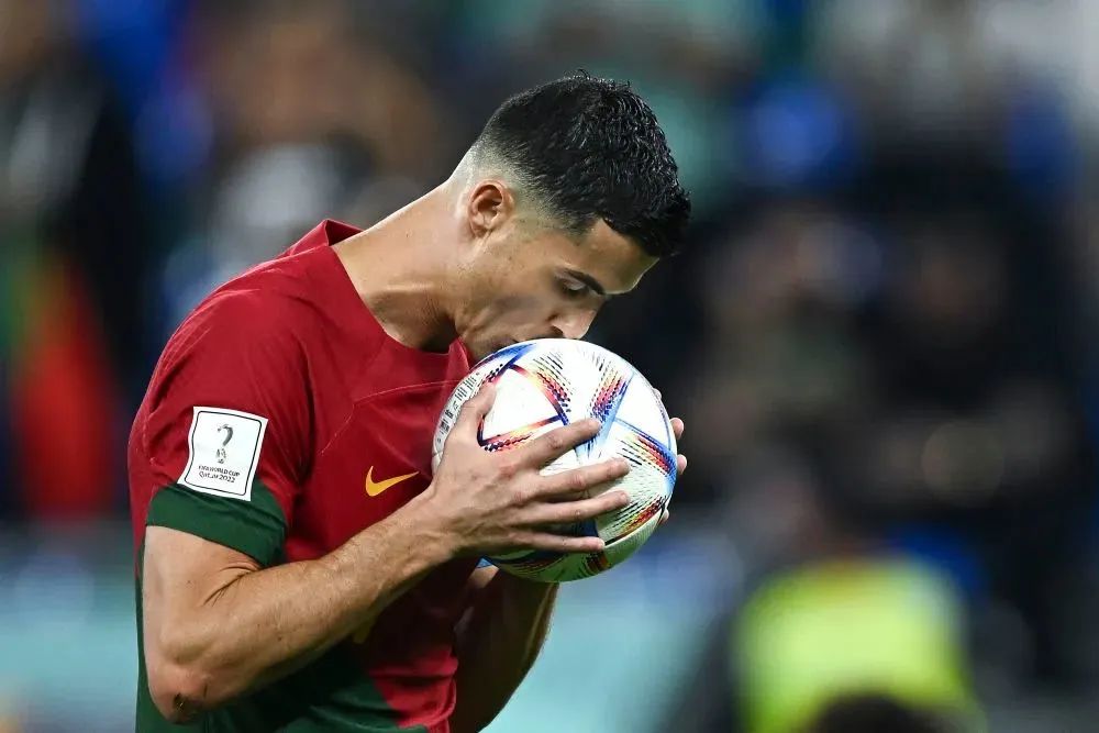 葡萄牙队球员克·罗纳尔多在比赛中主罚点球前亲吻足球。新华社记者 肖艺九 摄
