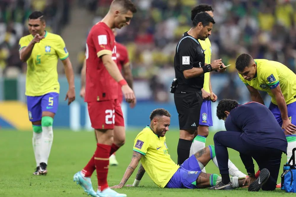 ▲巴西队球员内马尔（下）在比赛中摔倒后接受治疗。新华社记者 徐子鉴 摄