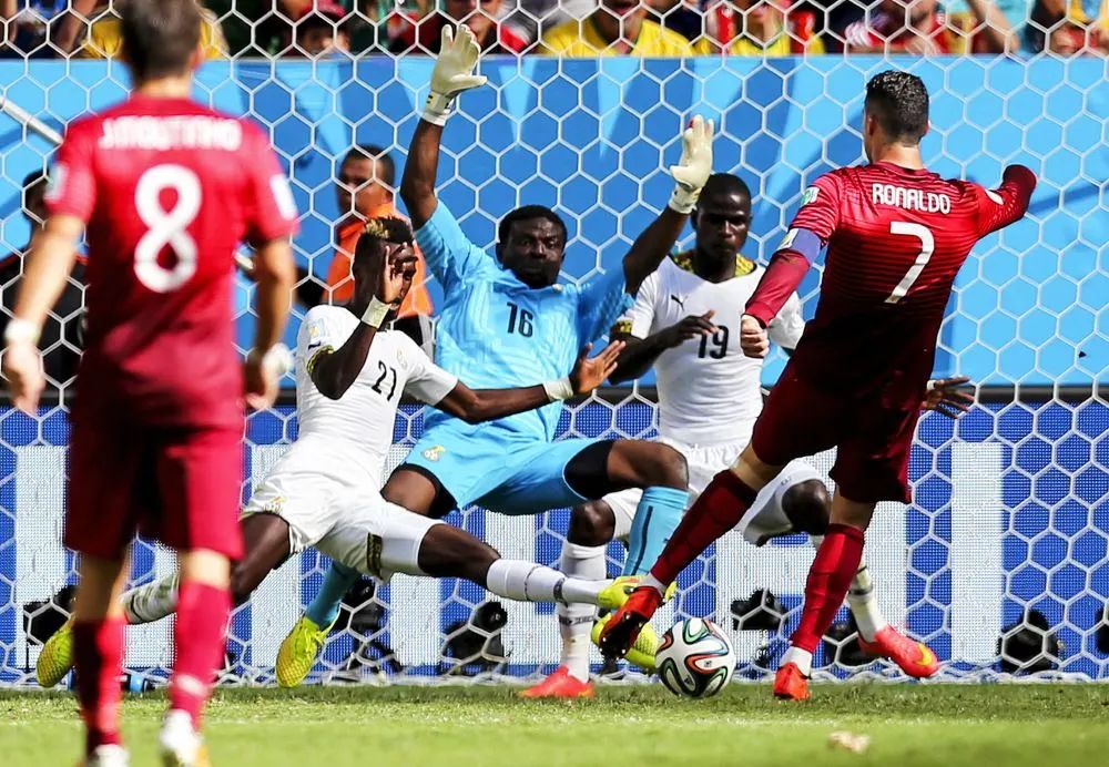▲2014年6月26日，在巴西世界杯葡萄牙队2：1战胜加纳队的比赛中，C罗（右）攻入致胜一球。