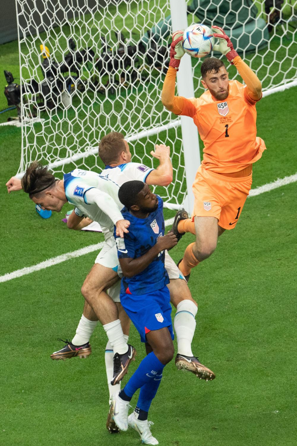 11月25日,美国队守门员马特·特纳(右一)在比赛中扑救.