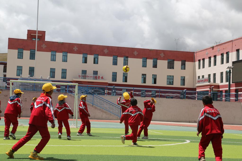 那曲聂荣县小学的学生们正在踢足球(4月20日摄)高山深谷之间,无垠雪原
