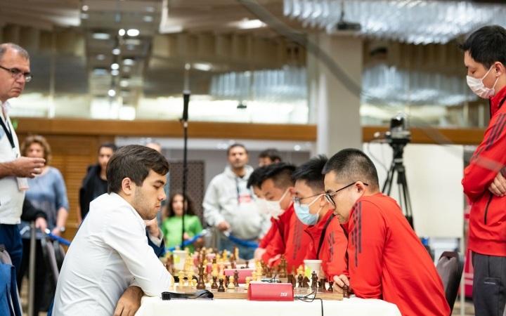 中国队（棋盘右方）是12支参赛队伍中唯一不败的队伍。  图/国际象棋联合会      