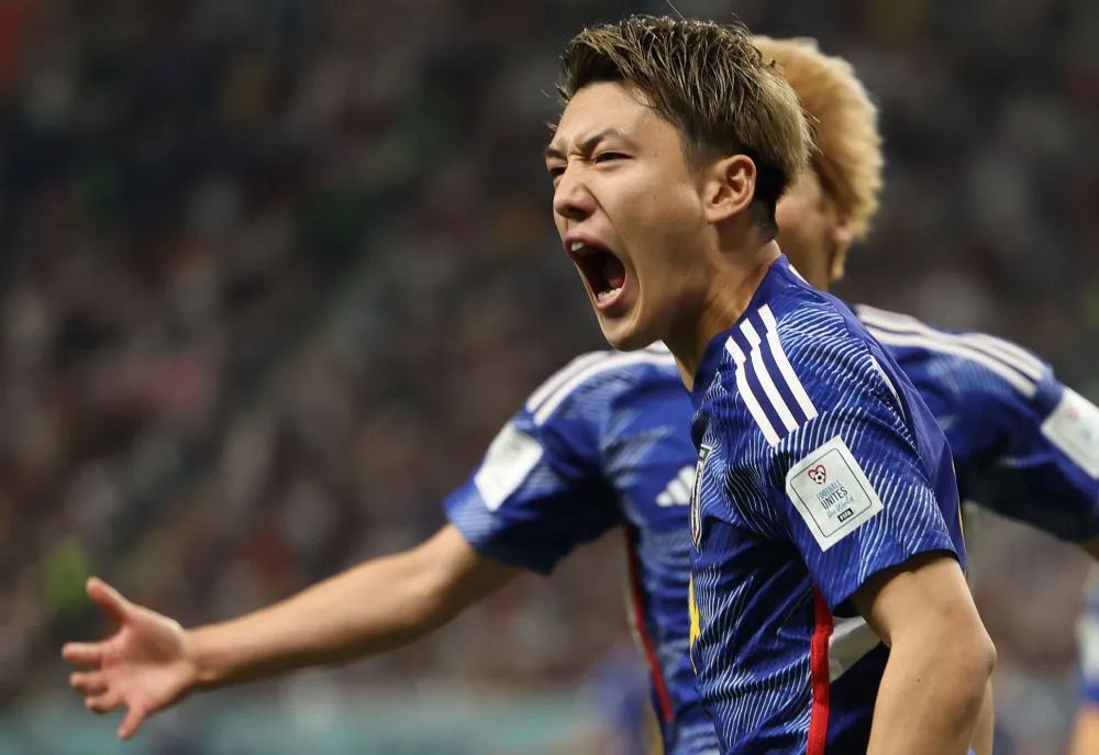 11月23日，日本队球员堂安律在进球后庆祝。新华社记者 潘昱龙 摄