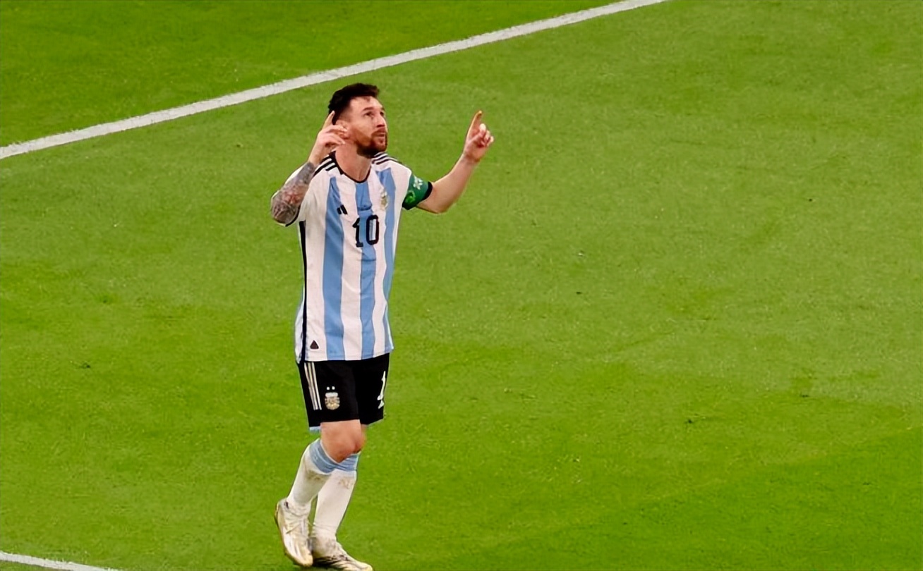 拯救阿根廷 梅西进球时刻:双手指天有深意 偶像艾马尔替补席落泪