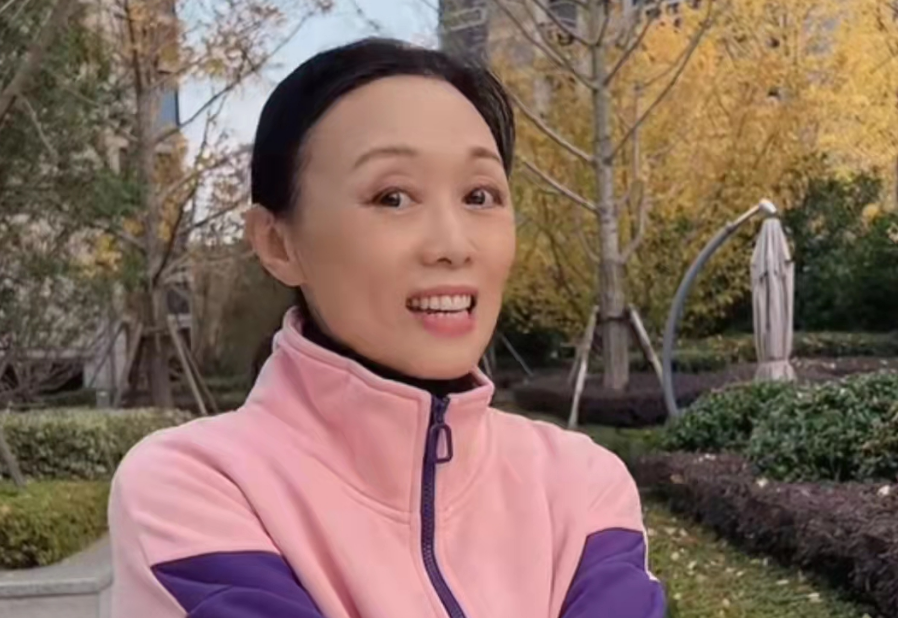 60岁吴琼在大街上热舞,面容精致无皱纹,摇头晃脑状态似少女|吴琼|皱纹