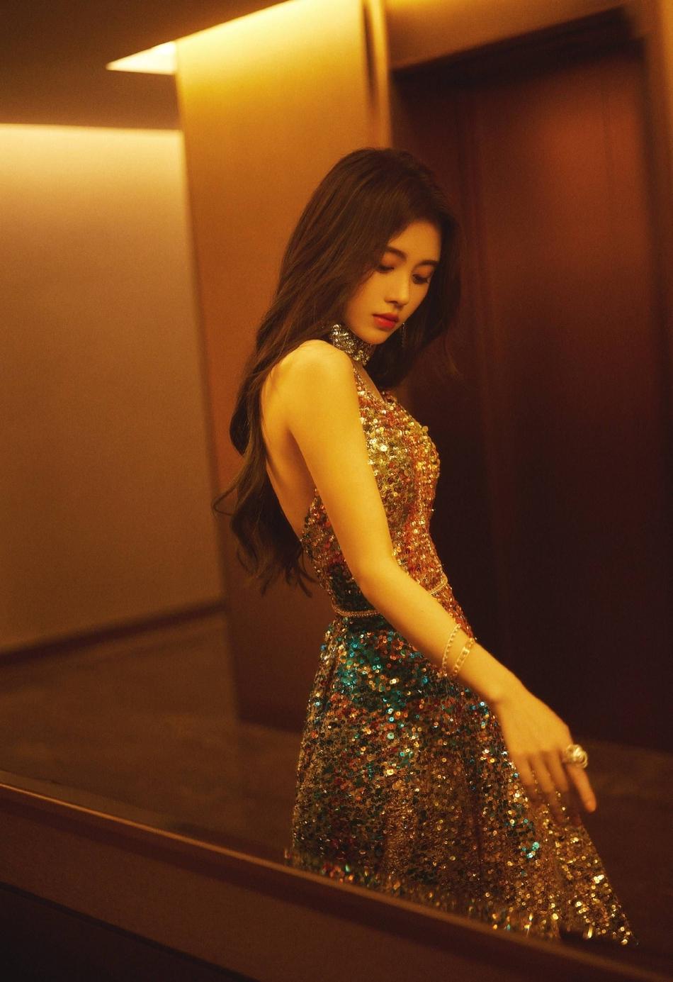 鞠婧祎身穿金色深v长裙大秀香肩美背!雪肤玉貌太性感了__财经头条