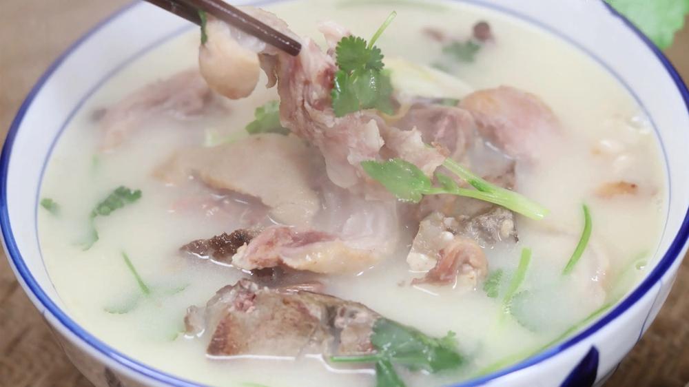 羊肉汤的家常做法,汤白肉香无膻味,天冷炖一锅暖身又暖胃(图1)