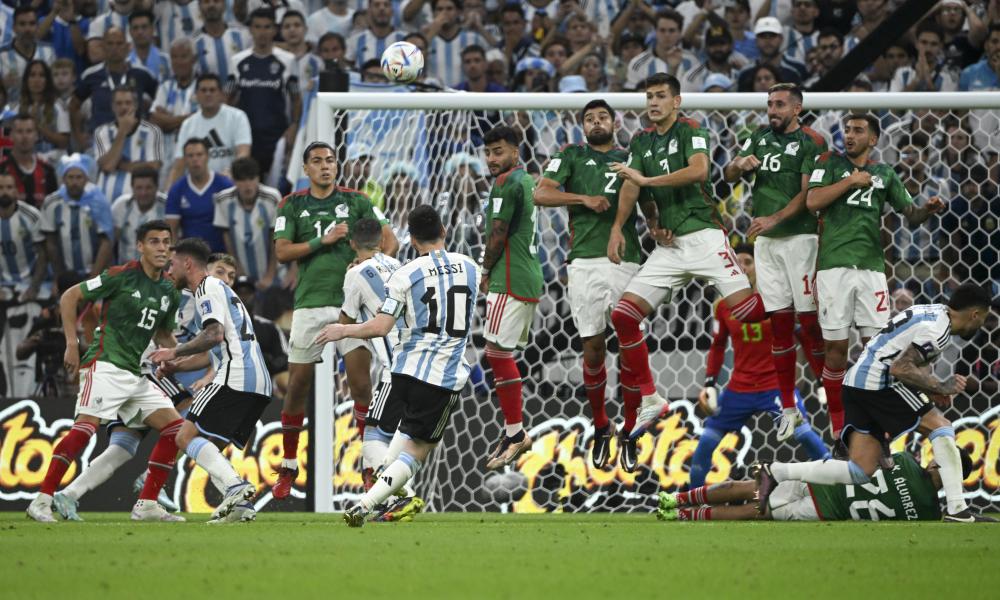 11月26日，阿根廷队球员梅西（左五）在比赛中射门。 新华社记者 李尕 摄