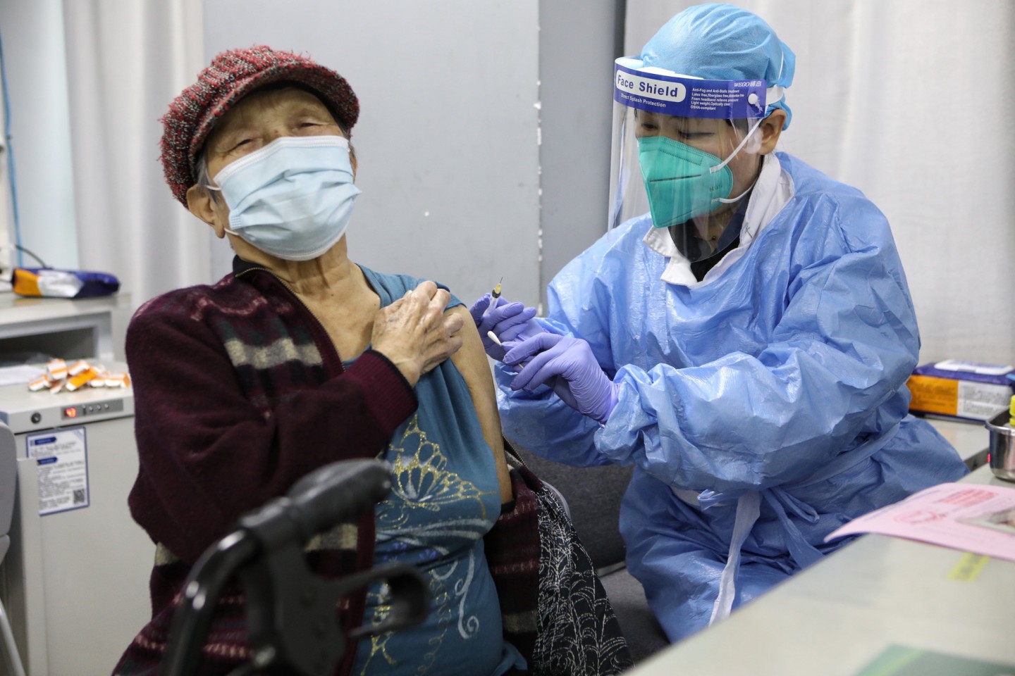 2021年3月28日，北京西城区第一文化馆新冠疫苗接种点，老人接受新冠疫苗注射。新京报记者 王嘉宁 摄