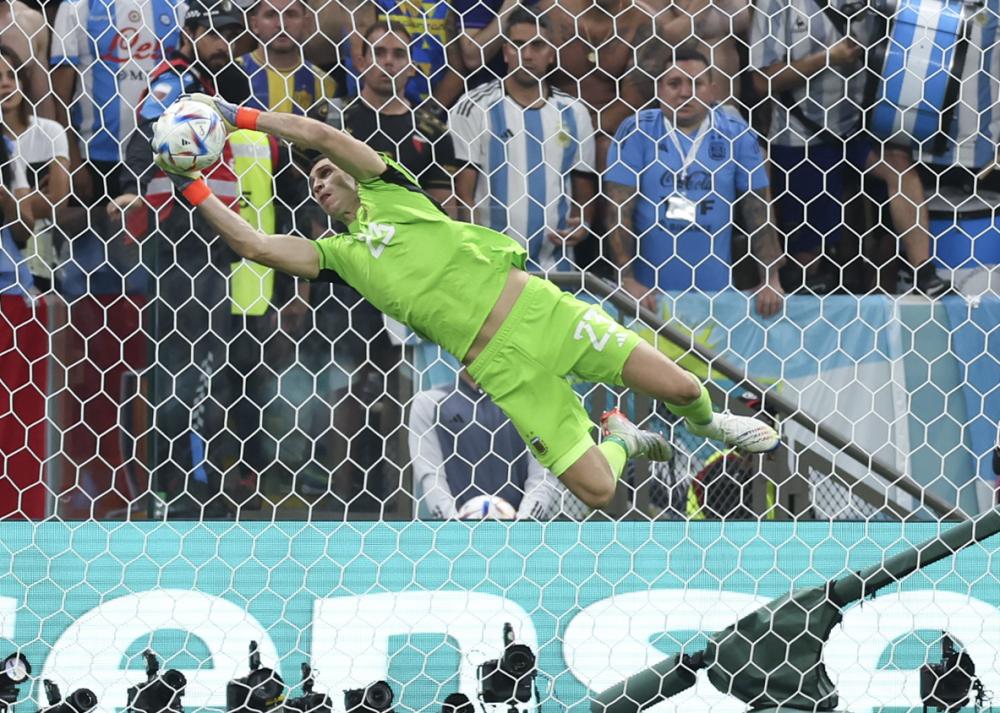 11月26日，阿根廷队守门员马丁内斯在比赛中救球。 新华社记者 潘昱龙 摄