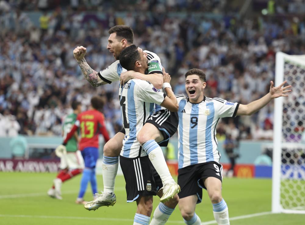 11月26日，阿根廷队球员梅西（中）进球后和队友庆祝。新华社记者 徐子鉴 摄