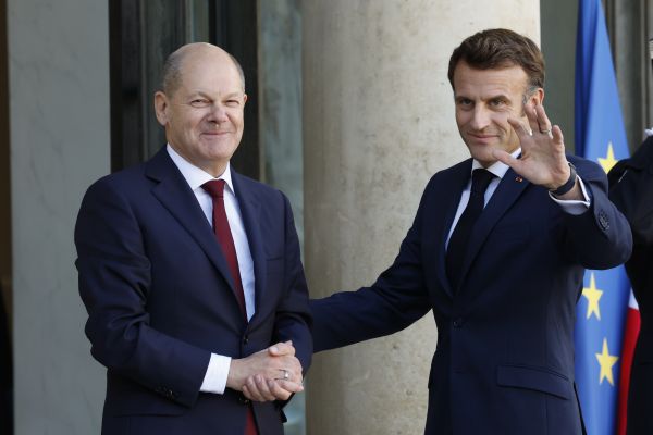 10月26日，在法国巴黎，法国总统马克龙（右）在总统府爱丽舍宫迎接德国总理朔尔茨。（新华社发）