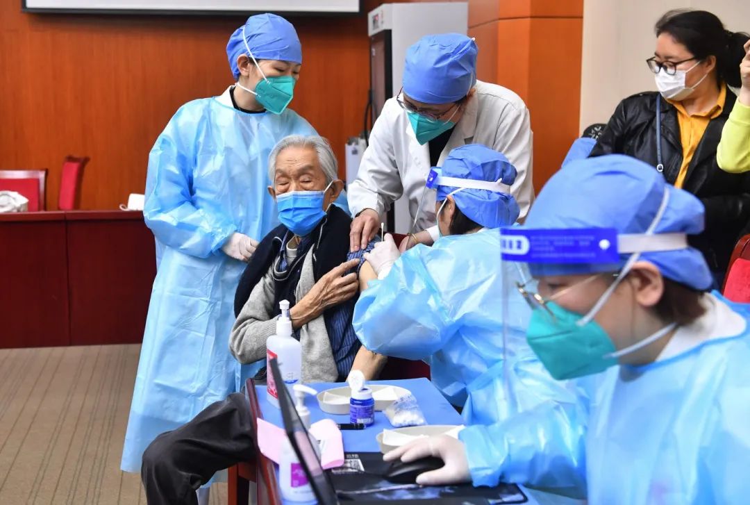 ▲2022年4月18日，北京市东城区建国门街道，一位老年人正在接种疫苗。新京报记者 李木易 摄