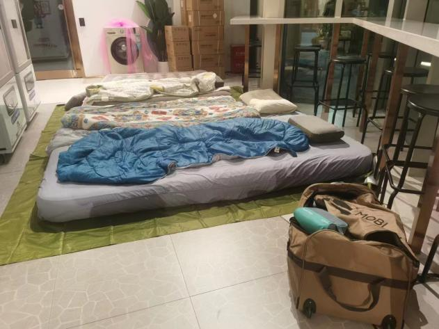 这段时间,卢兴兴和同事都在办公室打地铺/图源&nbsp;采访者