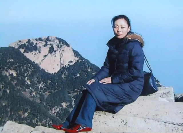 后来,渐渐长大的董艳珍,对足迹的兴趣更浓厚.