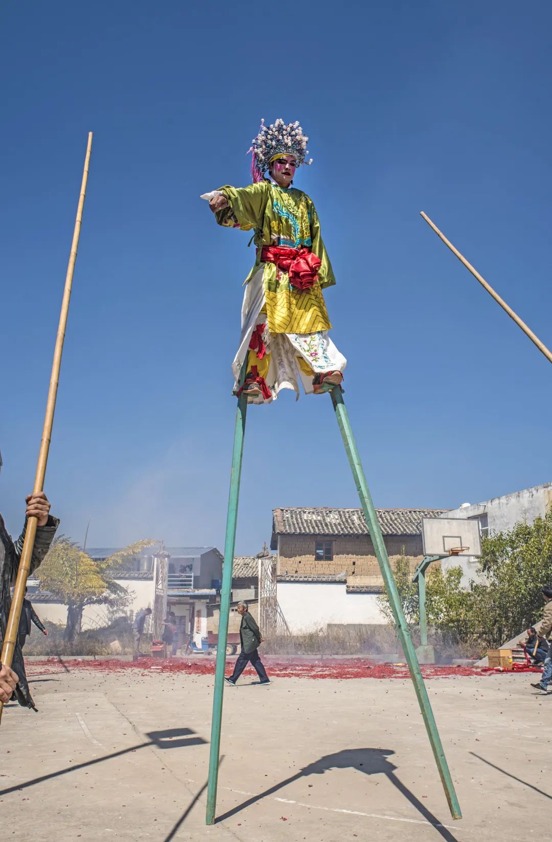 艺高胆大比酷龙武高跷的传统项目便是表演者排列成队沿大街小巷穿行而