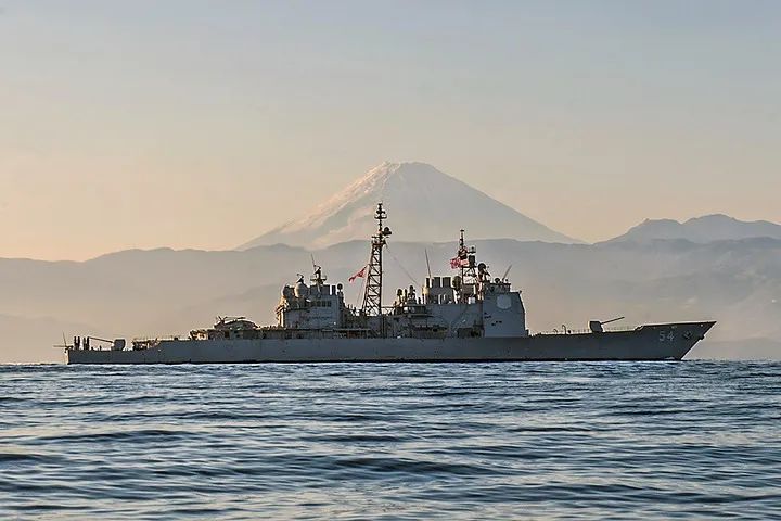 ▲资料图片：美海军“安蒂塔姆”号导弹巡洋舰正在日本海岸富士山附近航行（美联社）