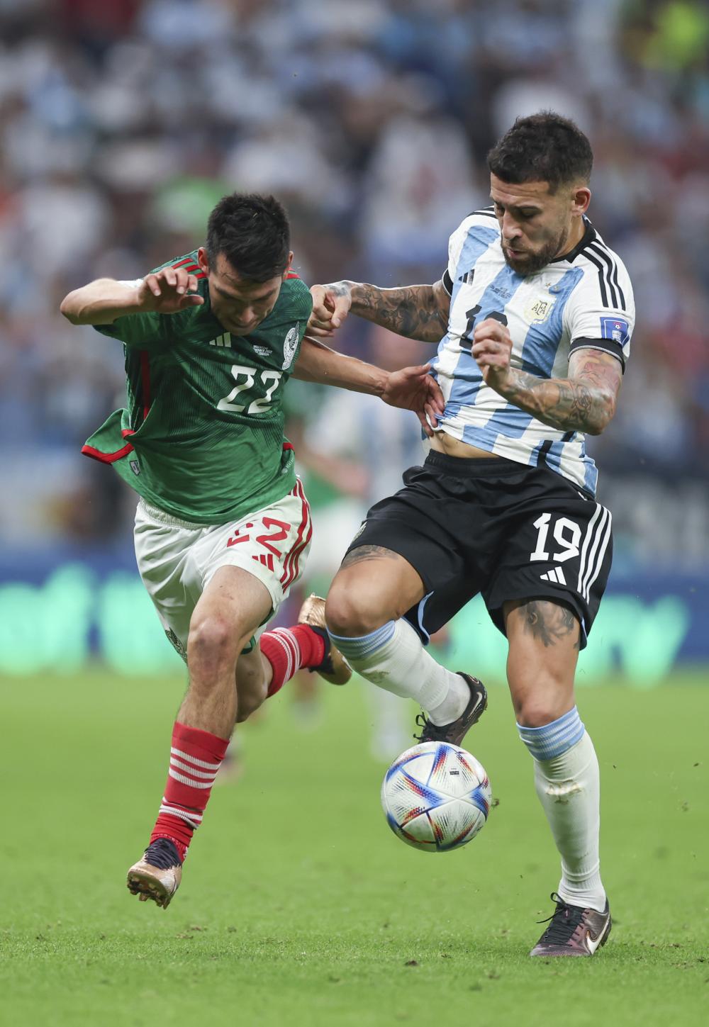 11月26日，阿根廷队球员奥塔门迪（右）在比赛中与墨西哥队球员伊尔文·洛萨诺拼抢。 新华社记者 潘昱龙 摄